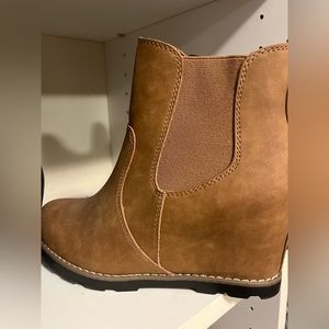 Universal Thread Chelsea wedge booties size 7.5 NWT